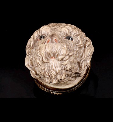 Lot 285 - A PORCELAIN BONBONNIERE