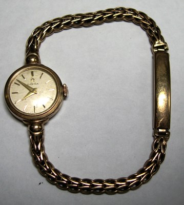 Lot 351 - OMEGA: A LADY'S GOLD WATCH WITH ASSOCIATED BRACELET