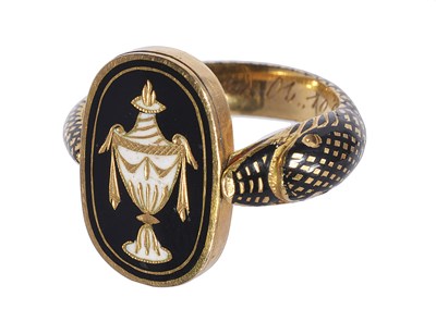 Lot 364 - GEORGE III GOLD AND ENAMEL MOURNING RING