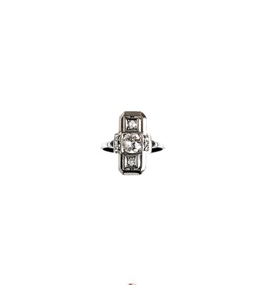 Lot 373 - DIAMOND DRESS RING