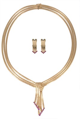 Lot 378 - GOLD AND RUBY NECKLACE