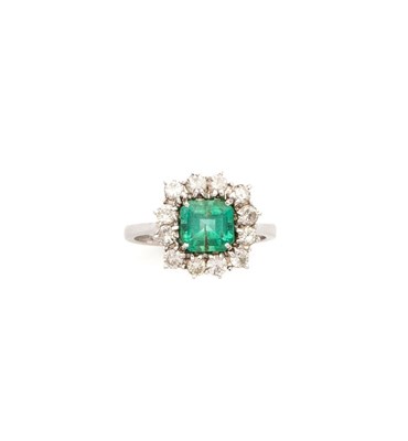 Lot 290 - EMERALD AND DIAMOND RING