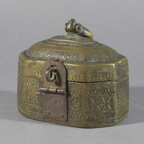 Lot 307 - A BRASS JEWLLERY BOX