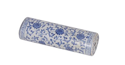 Lot 62 - A CHINESE BLUE AND WHITE PORCELAIN WRIST REST