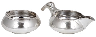 Lot 157 - A SILVER SUGAR BOWL AND MILK JUG SET