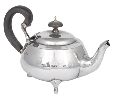 Lot 162 - AN EDWARDIAN ARTS AND CRAFTS SILVER TEAPOT