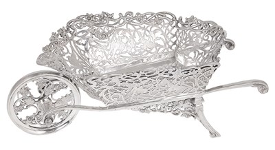 Lot 180 - AN EDWARDIAN SILVER NOVELTY SWEETMEAT DISH