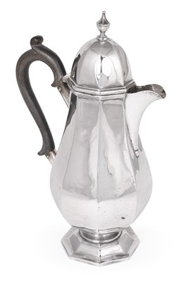 Lot 192 - AN EDWARDIAN SILVER HOT WATER JUG