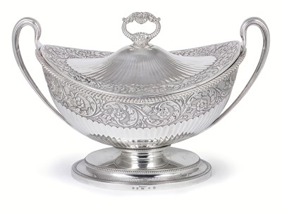 Lot 210 - A GEORGE IV SILVER SOUP TUREEN AND COVER