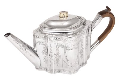 Lot 217 - A GEORGE III SILVER TEAPOT