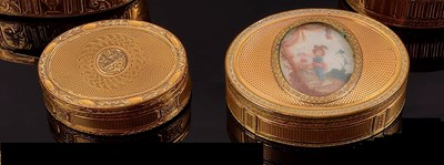 Lot 264 - A FRENCH GILT-METAL SNUFF BOX (OR BOITE EN POMPONNE)