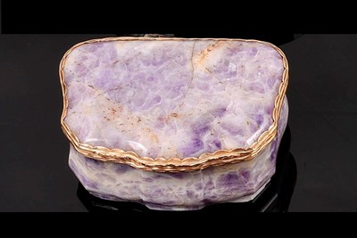 Lot 268 - A GOLD-MOUNTED AMETHYSTINE QUARTZ SNUFF BOX