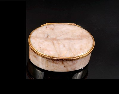 Lot 271 - AN AVENTURINE QUARTZ SNUFF BOX