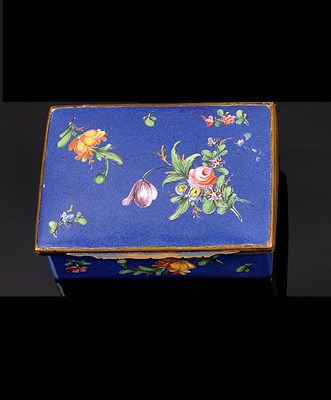 Lot 281 - A GEORGIAN ENAMEL SNUFF BOX