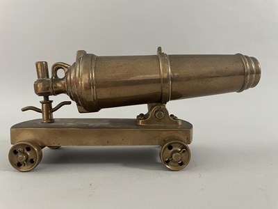 Lot 392 - A MINIATURE BRASS CARRONADE, 20TH CENTURY