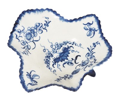 Lot 16 - A WORCESTER BLUE AND WHITE PICKLE DISH