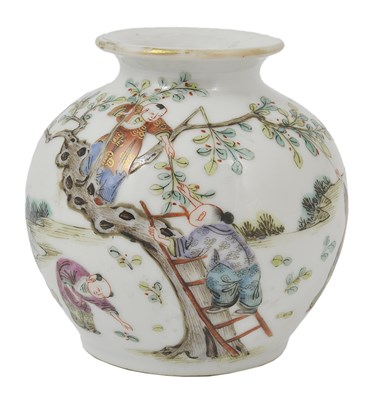 Lot 73 - A CHINESE FAMILLE VERTE PORCELAIN ROULEAU VASE, KANGXI