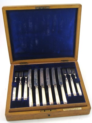 Lot 116 - A SET OF TWELVE EDWARDIAN FRUIT KNIVES AND TWELVE FORKS