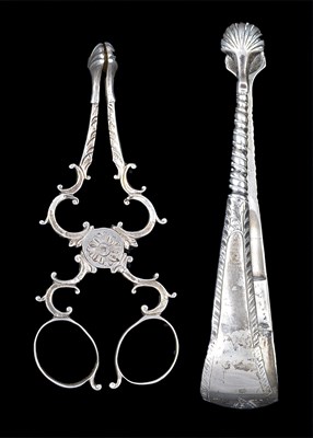 Lot 122 - A PAIR OF IRISH GEORGE II SILVER TEA TONGS (OR SUGAR NIPS)