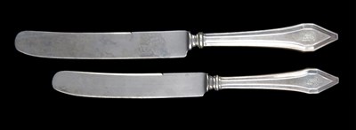 Lot 129 - A SET OF TWELVE AMERICAN SILVER TABLE KNIVES AND TWELVE DESSERT KNIVES