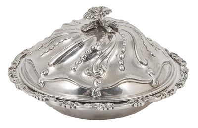 Lot 209 - AN EDWARDIAN SILVER MUFFIN DISH AND COVER