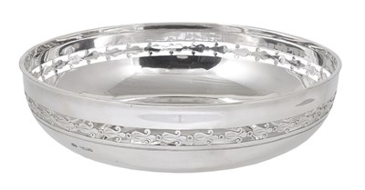 Lot 210 - AN EDWARDIAN SILVER BOWL