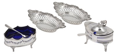 Lot 223 - AN EDWARDIAN SILVER SALT CELLAR