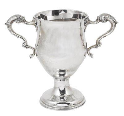 Lot 267 - AN IRISH GEORGE III SILVER TWO-HANDLED CUP