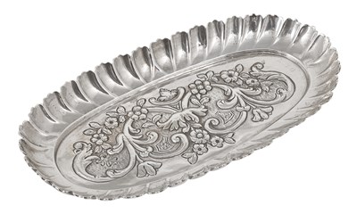 Lot 289 - A GEORGE I SILVER SNUFFERS TRAY