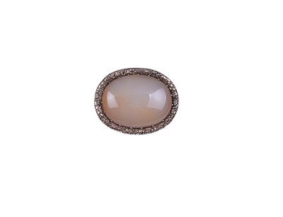 Lot 372 - AGATE AND GOLD BROOCH