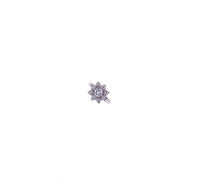 Lot 383 - DIAMOND CLUSTER RING