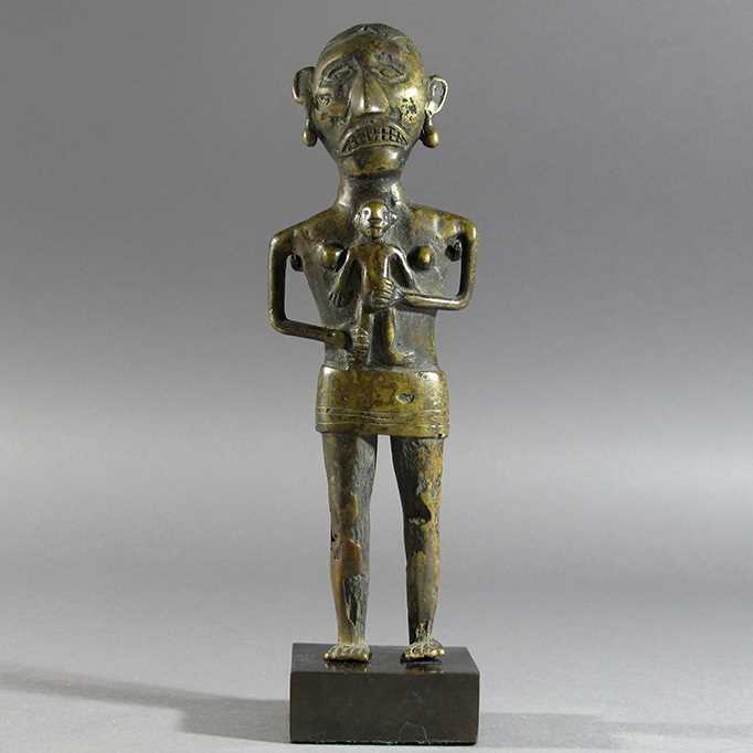 Lot 71 - A BASTAR BRONZE FIGURE OF A MOTHER AND CHILD