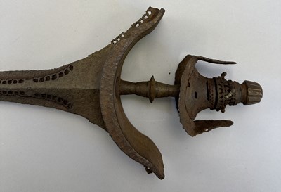 Lot 525 - A SOUTH INDIAN SWORD, LATE 15TH/16TH CENTURY, TAMIL NADU OR TRAVANCORE