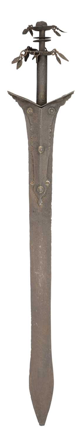 Lot 526 - AN EARLY INDIAN BROADSWORD (KHANDA), 16TH/17TH CENTURY, POSSIBLY MADRAS