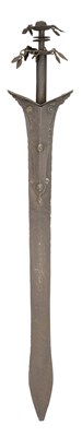 Lot 6 - AN EARLY INDIAN BROADSWORD (KHANDA), 16TH/17TH CENTURY, POSSIBLY MADRAS