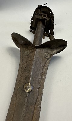 Lot 526 - AN EARLY INDIAN BROADSWORD (KHANDA), 16TH/17TH CENTURY, POSSIBLY MADRAS