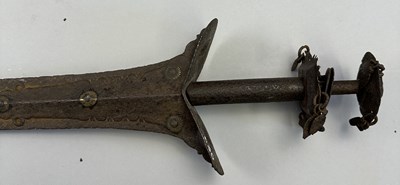 Lot 526 - AN EARLY INDIAN BROADSWORD (KHANDA), 16TH/17TH CENTURY, POSSIBLY MADRAS