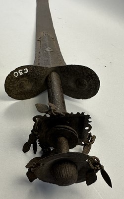 Lot 526 - AN EARLY INDIAN BROADSWORD (KHANDA), 16TH/17TH CENTURY, POSSIBLY MADRAS