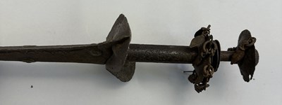 Lot 526 - AN EARLY INDIAN BROADSWORD (KHANDA), 16TH/17TH CENTURY, POSSIBLY MADRAS