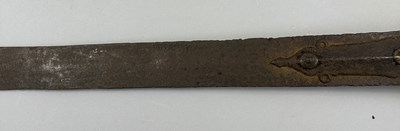 Lot 526 - AN EARLY INDIAN BROADSWORD (KHANDA), 16TH/17TH CENTURY, POSSIBLY MADRAS