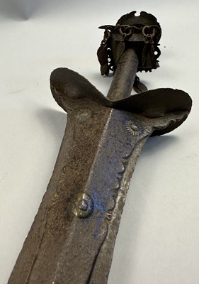 Lot 526 - AN EARLY INDIAN BROADSWORD (KHANDA), 16TH/17TH CENTURY, POSSIBLY MADRAS