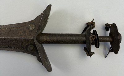 Lot 526 - AN EARLY INDIAN BROADSWORD (KHANDA), 16TH/17TH CENTURY, POSSIBLY MADRAS