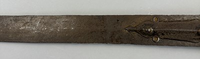 Lot 526 - AN EARLY INDIAN BROADSWORD (KHANDA), 16TH/17TH CENTURY, POSSIBLY MADRAS