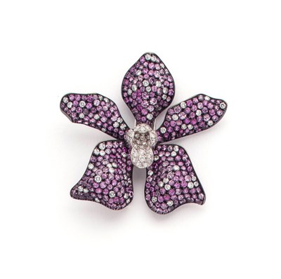 Lot 293 - PINK SAPPHIRE AND DIAMOND BROOCH