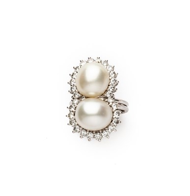 Lot 302 - CULTURED PEARL AND DIAMOND RING