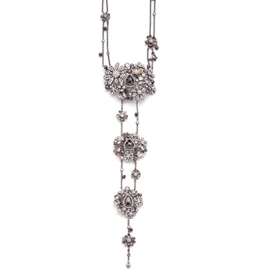 Lot 292 - DIAMOND NECKLACE AND PAIR OF PENDENT EARRINGS