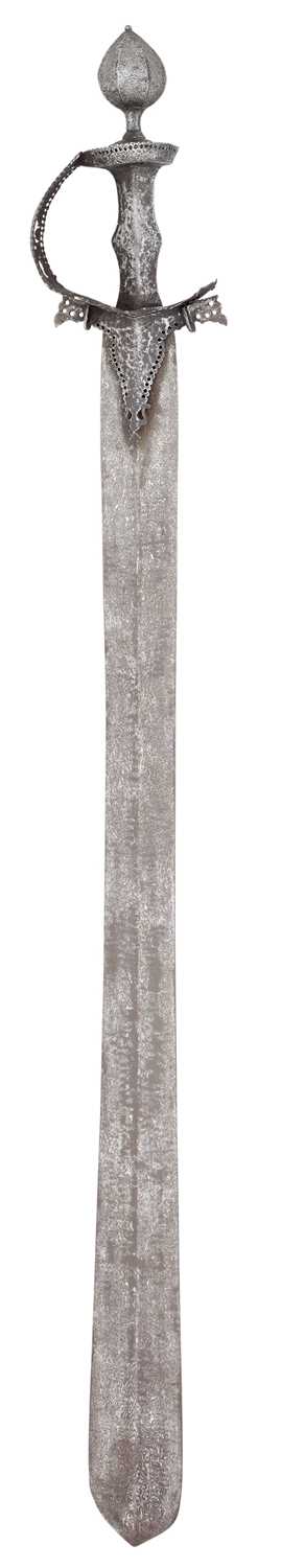 Lot 8 - A RARE INDIAN SWORD (KHANDA), LATE 16TH/17TH CENTURY, PROBABLY HYDERABAD OR GOLCONDA, ANDHRA PRADESH