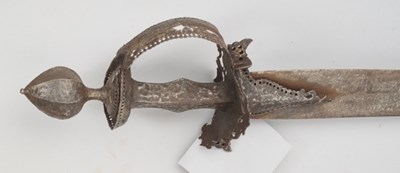 Lot 8 - A RARE INDIAN SWORD (KHANDA), LATE 16TH/17TH CENTURY, PROBABLY HYDERABAD OR GOLCONDA, ANDHRA PRADESH