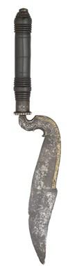 Lot 59 - A SOUTH INDIAN FIGHTING DAGGER (KOPIS), 15TH/16TH CENTURY, PROBABLY MADRAS, TAMIL NADU