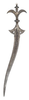 Lot 33 - A SOUTH INDIAN DAGGER (CHILANUM), 17TH/18TH CENTURY, PROBABLY HYDERABAD, ANDHRA PRADESH